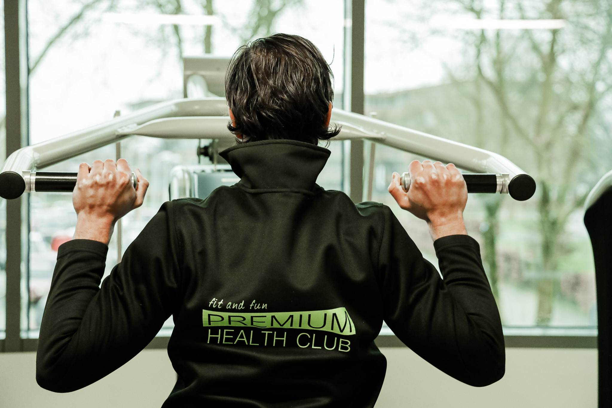 Trainingsruimte van Premium Health Club Ede met sporters en toestellen