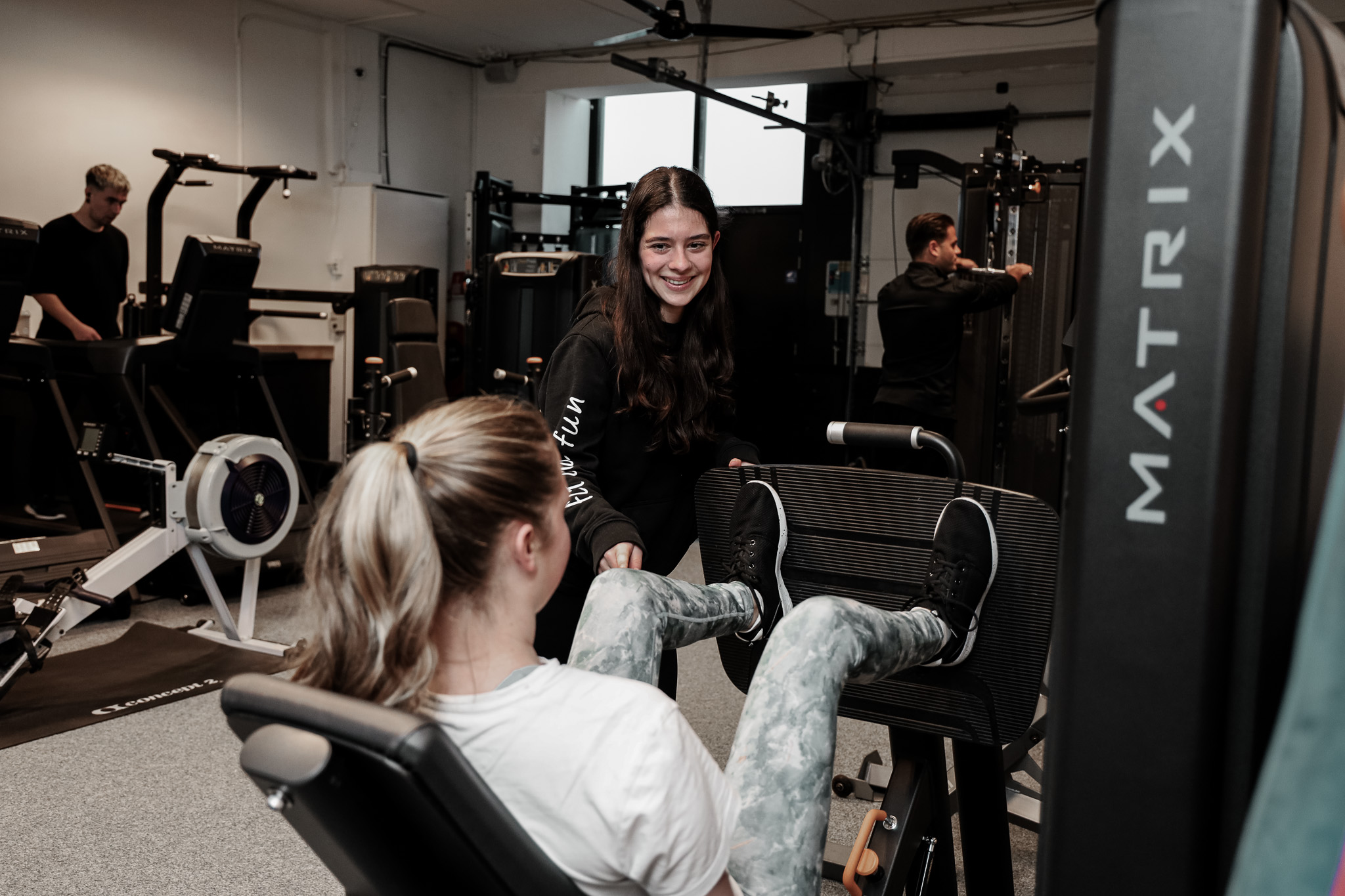 Coach bespreekt training met een sporter bij Premium Health Club Ede