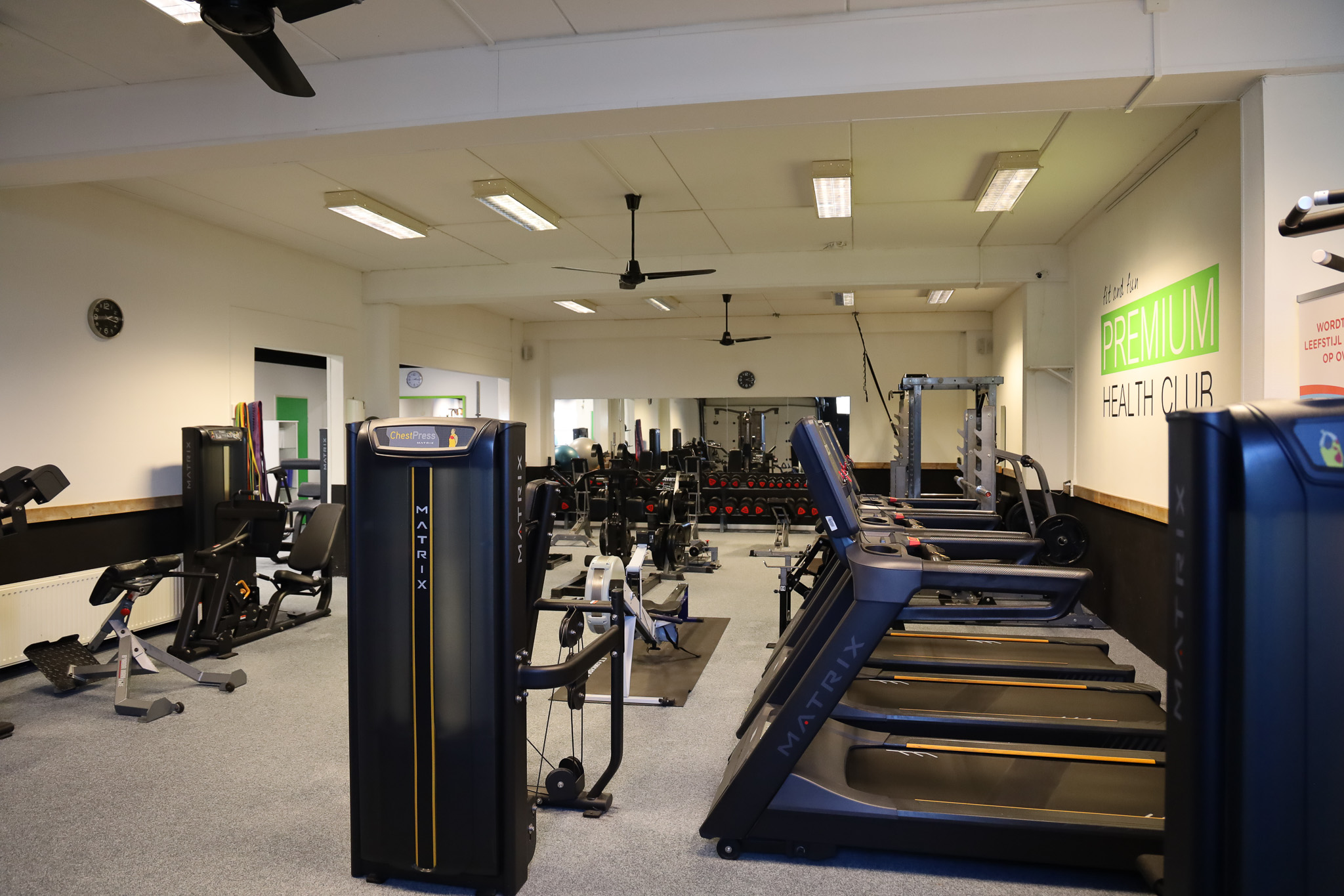 Fitnessvloer van Premium Health Club Ede met krachtapparatuur