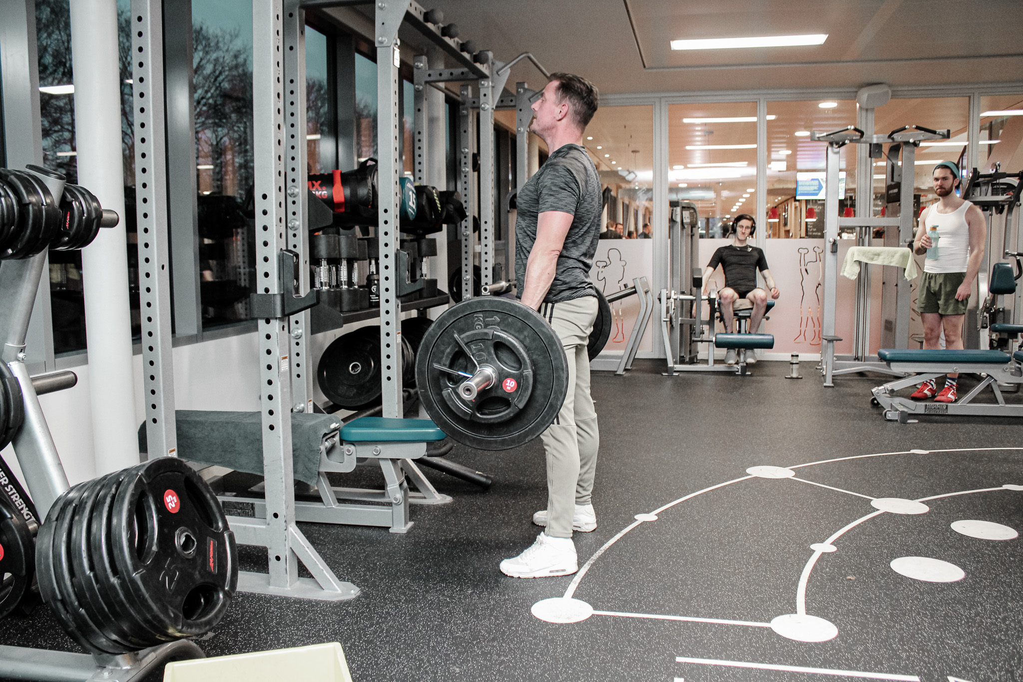 Sporter tilt een halter tijdens krachttraining bij Premium Health Club Ede